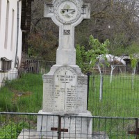 Vărzăroaia - Monument în cinstea eroilor căzuți în Primul Război Mondial 1916-1918 și în Al Doilea Război Mondial 1941-1945