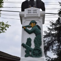 Micești - Monument dedicat eroilor căzuți în Primul și al Doilea Război Mondial