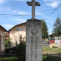 Aninoasa - Cruce dedicată eroilor căzuți în Primul Război Mondial (1916-1918) și în Al Doilea Război Mondial (1941-1945)